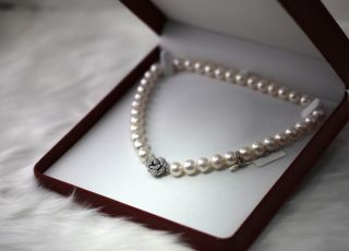 The Elegance of Pearl Jewelry: How to Style It